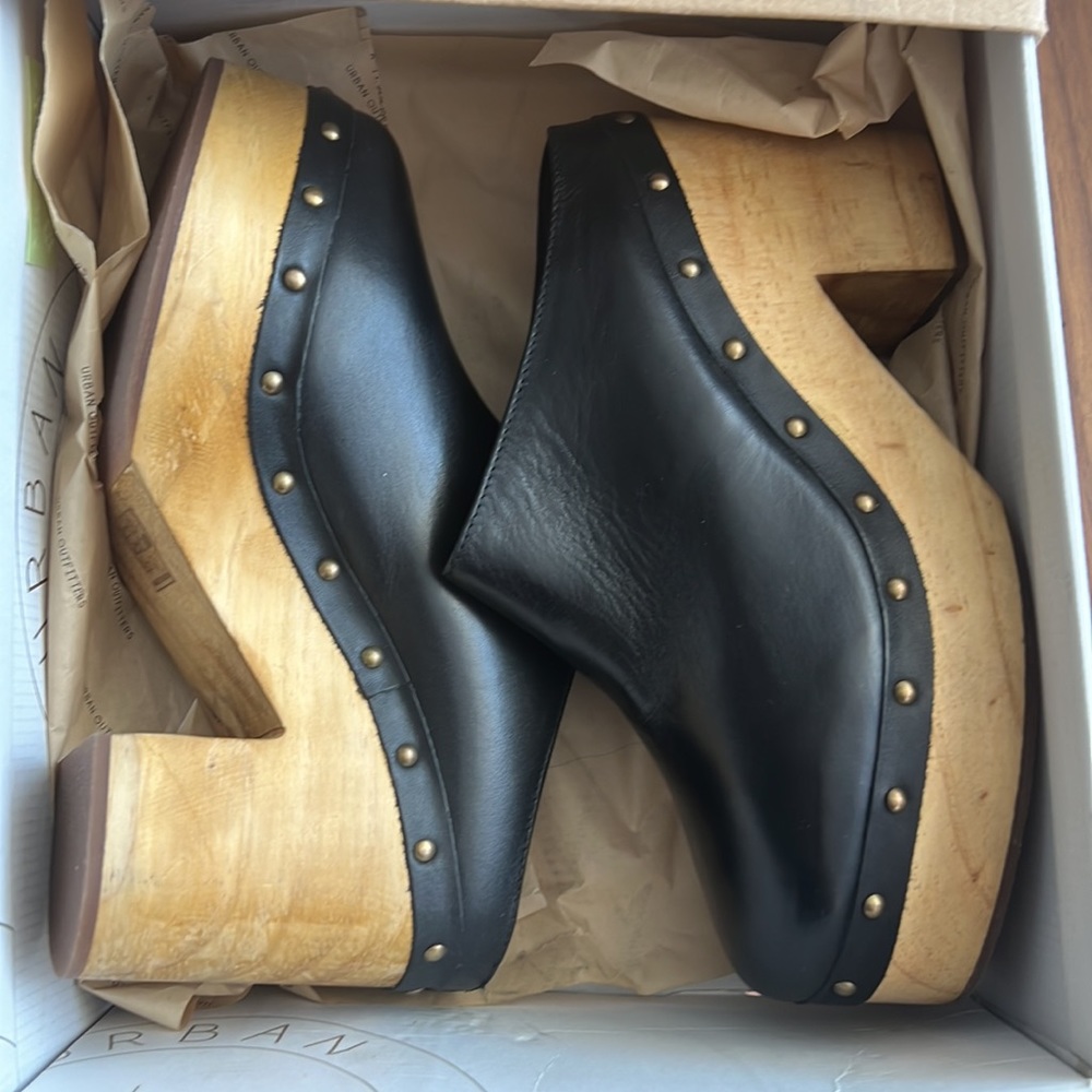 Amazing 100% leather black clog! BNWT